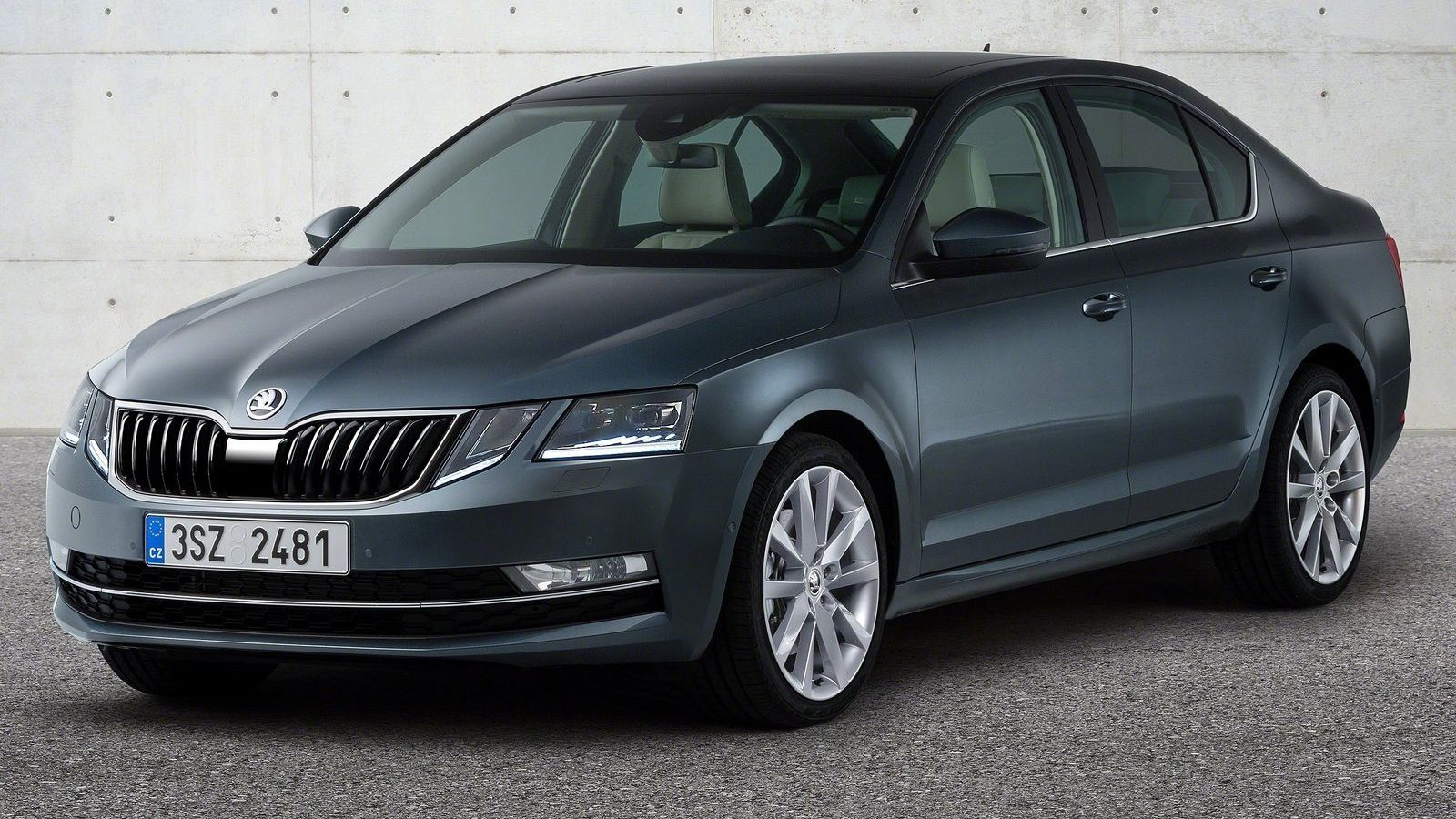 Ήρθε η ώρα της ανανέωσης για τη Skoda Octavia, η οποία προκειμένου να παραμείνει ανταγωνιστική, απέκτησε ανασχεδιασμένο αμάξωμα και πλουσιότερο εξοπλι