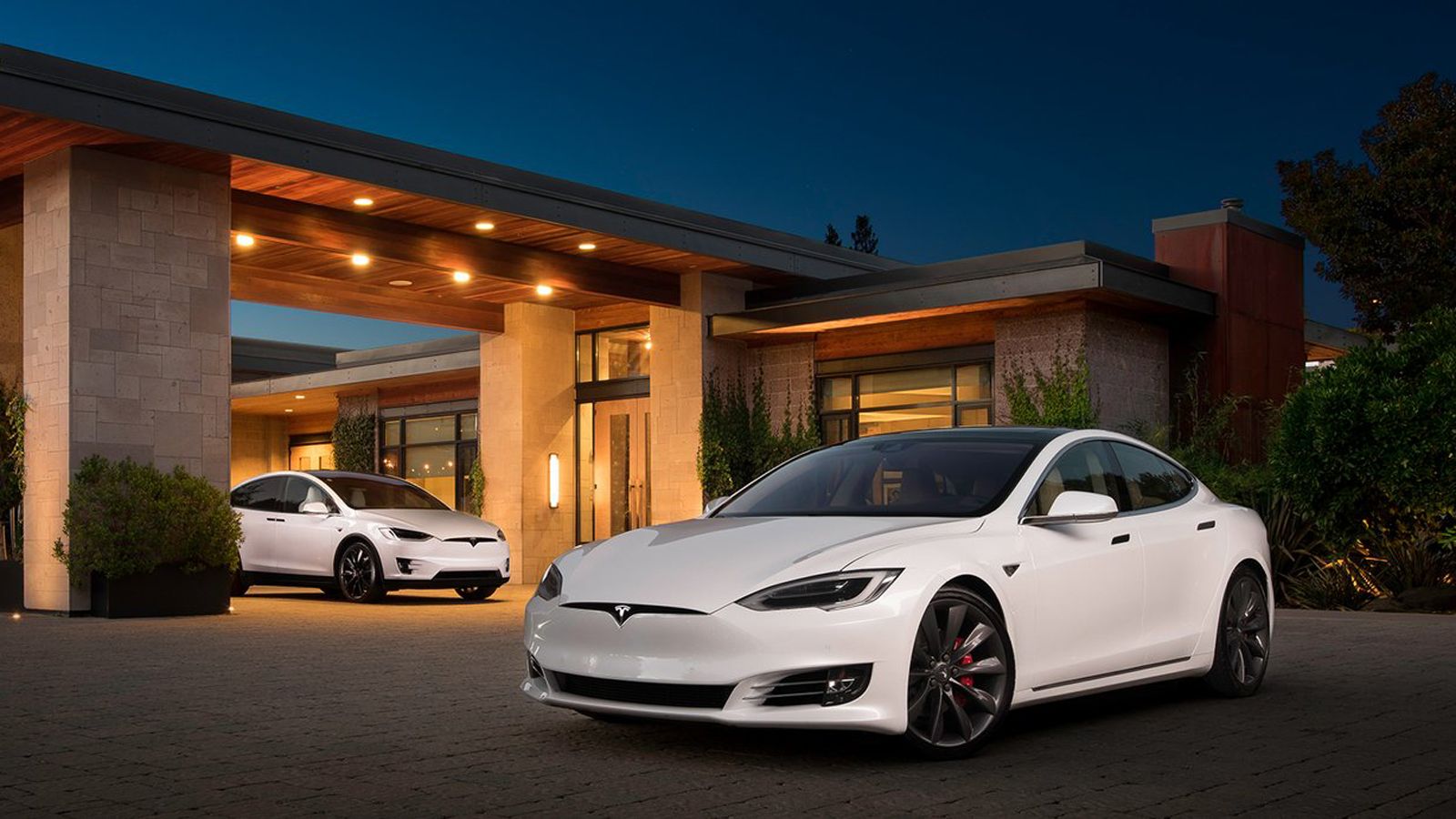 Η Tesla ανακοίνωσε πως όλα τα νέα Model S και Model X θα έχουν ως στάνταρ το σύστημα τετρακίνησης.