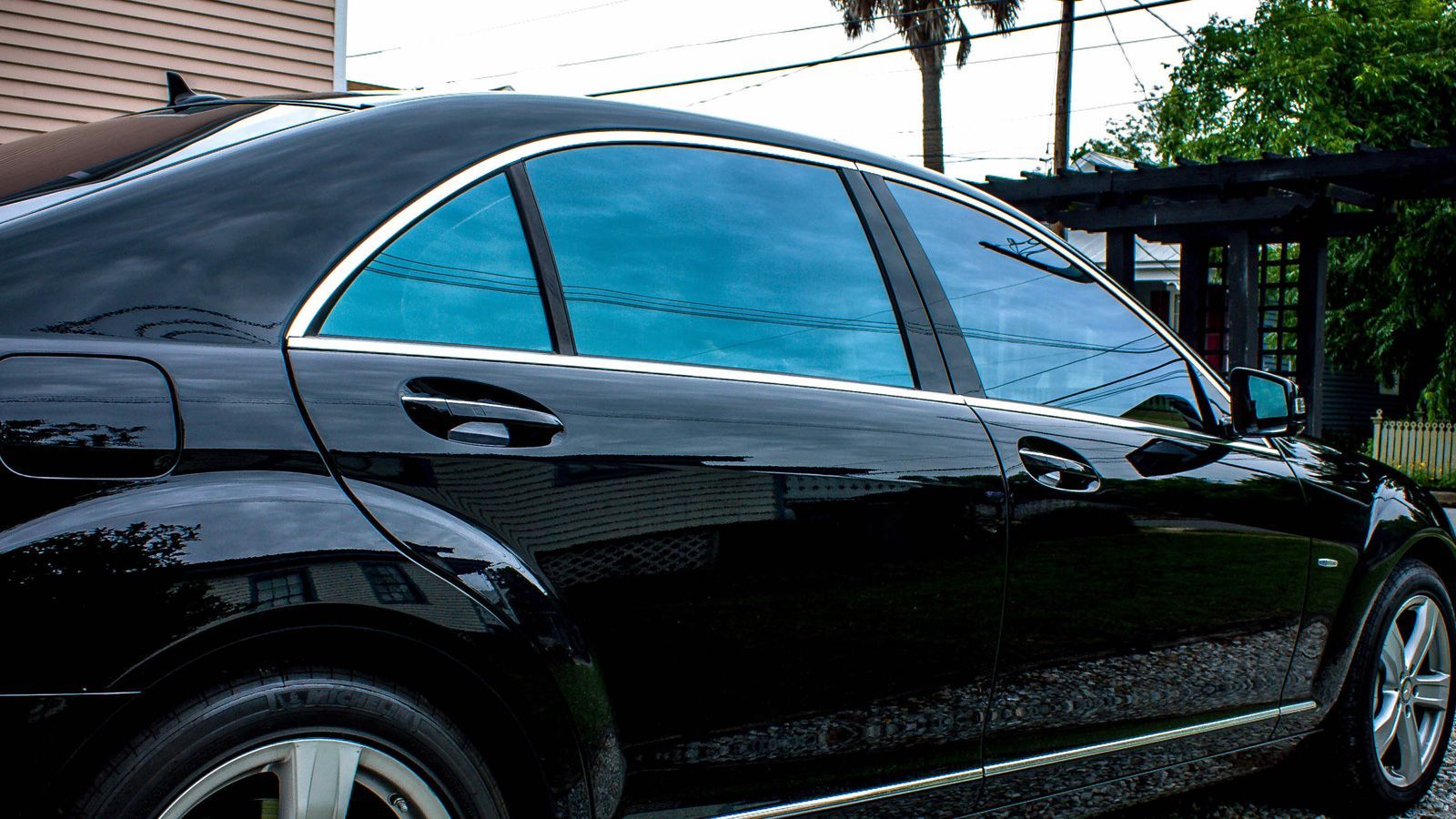 Παρά τις φήμες στις συζητήσεις καφενείου, δεν υπάρχει κανένας περιορισμός στο πόσο σκούρες θα είναι οι μεμβράνες στα πίσω παράθυρα 