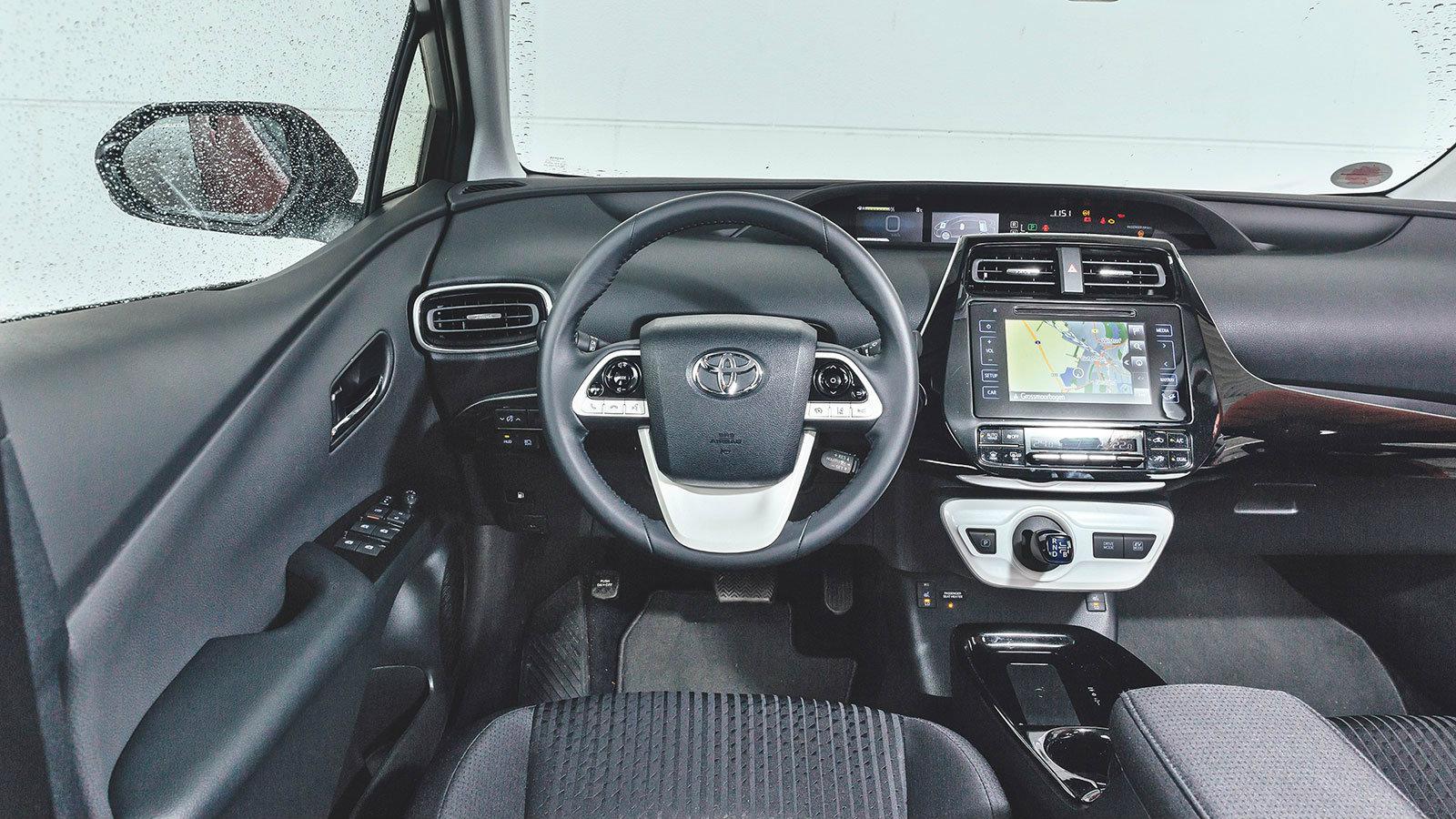 Θα ψάξετε το ταχύμετρο! Η οθόνη με την μεγάλη σαφήνεια ταιριάζει περισσότερο στην φιλοσοφία της Toyota