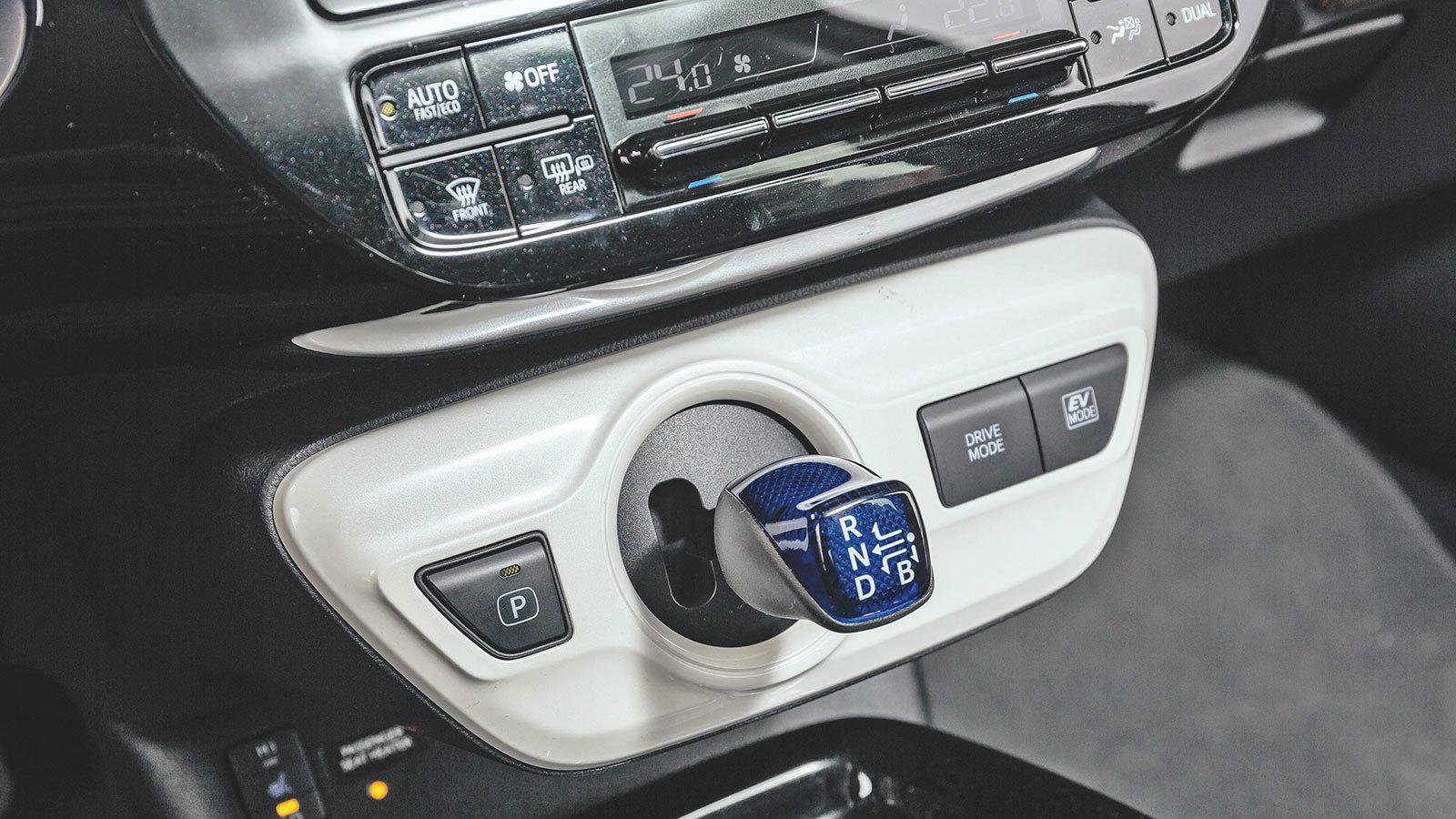 Διαστημικός μοχλός, δίπλα του γίνεται η επιλογή των 3 προγραμμάτων Eco, Normal και Power