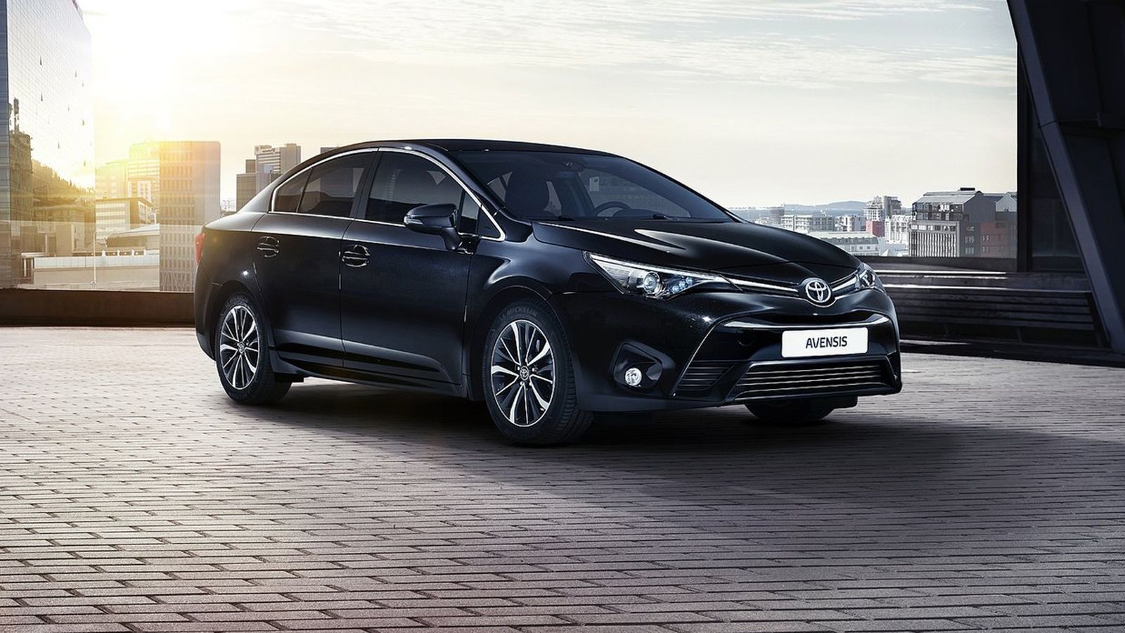 Το 1997 που παρουσιάστηκε το Toyota Avensis, τα μεσαία sedan ήταν μια πολύ σημαντική κατηγορία. Τα τελευταία χρόνια όμως, τα εν λόγω μοντέλα παλεύουν 