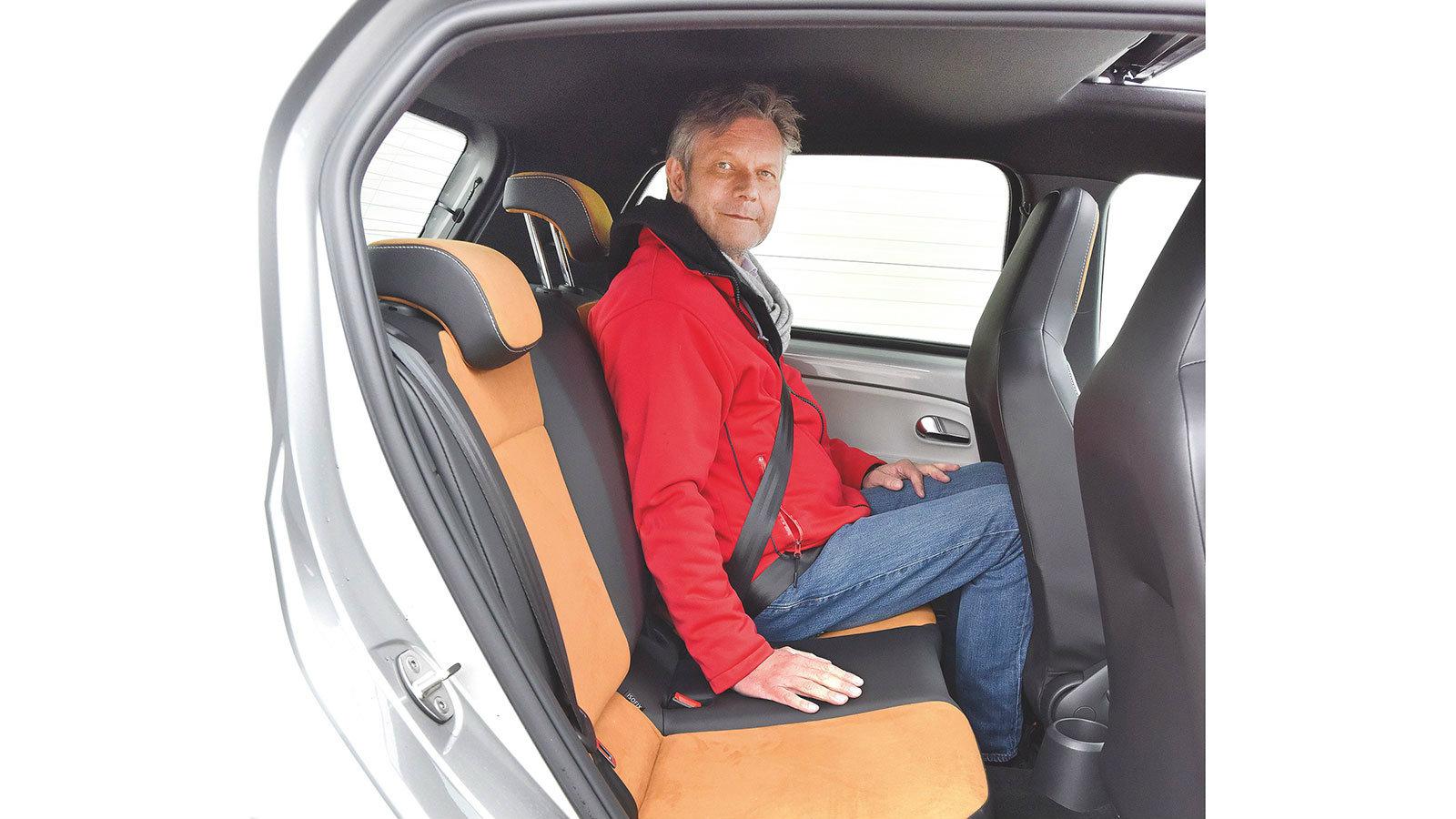 Είναι ενσωματωμένα στα καθίσματα τα προσκέφαλα, ικανοποιητικός χώρος