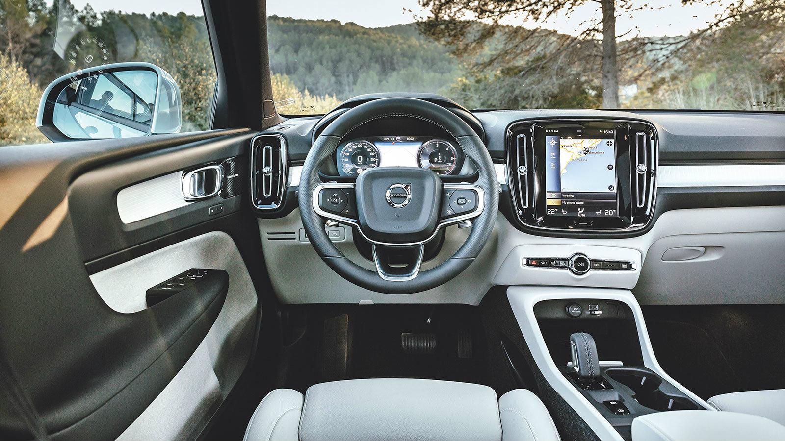 Όμορφη σχεδίαση με αρκετούς χώρους για μικροαντικείμενα. Η οθόνη αφής είναι μεγάλη και κάθετα τοποθετημένη. Ο μοχλός επιλογέα δεν κλειδώνει με σαφήνει