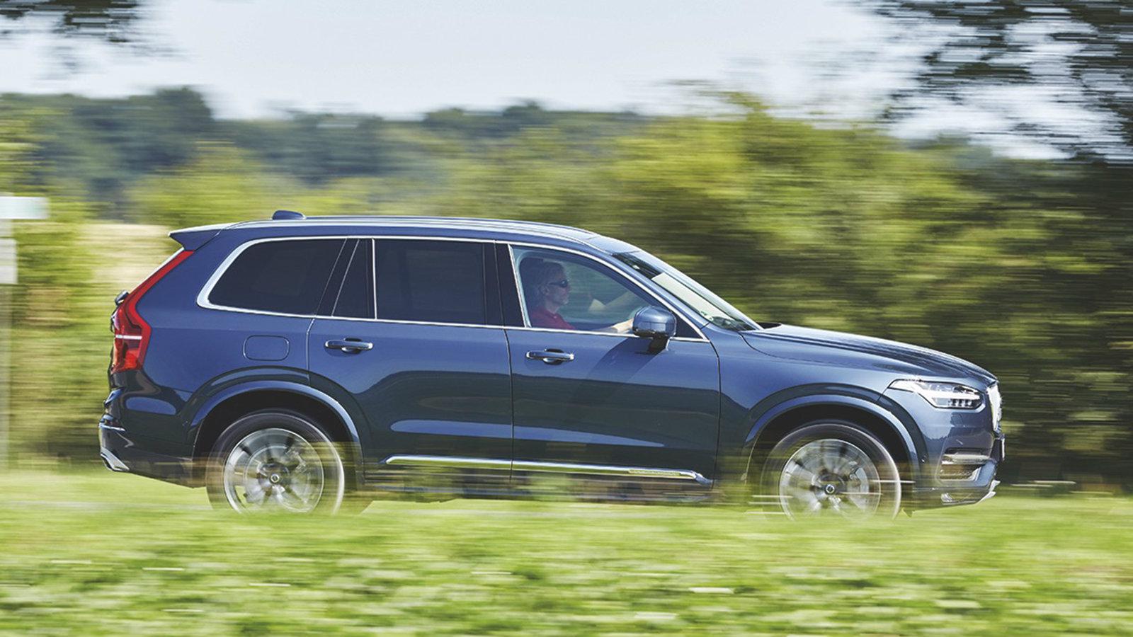 Το Volvo διακρίνεται για την πιο «ζωντανή» αίσθηση στο δρόμο, με χαρακτηριστικά που το κάνουν  πιο «συμβατό» με τα τυπικά επιβατικά.