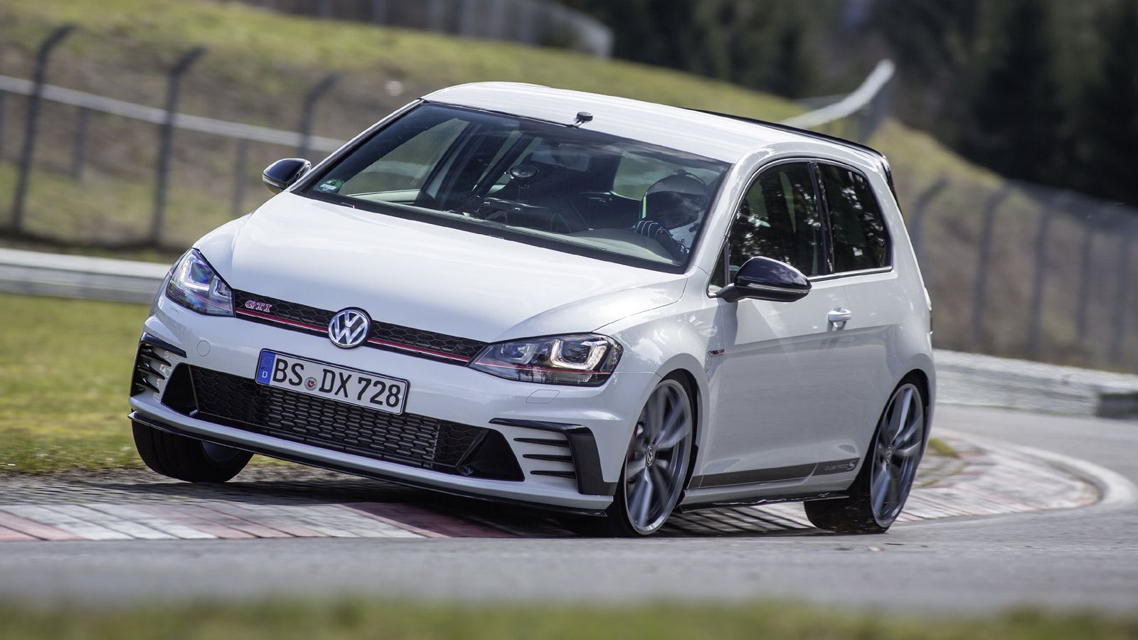 Το VW Golf GTI Clubsport S έκανε τον γύρο των 20,83 χλμ. του Nurburgring σε 7 λεπτά και 49,21 δλ. και ήταν γρηγορότερο κατά 1,4 δλ. από το Honda Civic
