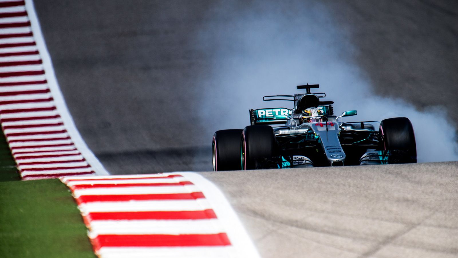 Μια εμφατική πρωτιά στις κατατακτήριες δοκιμές του Grand Prix των Η.Π.Α. πήρε ο Lewis Hamilton, ο οποίος αφού ήταν πρώτος και στις τρεις ελεύθερες δοκ