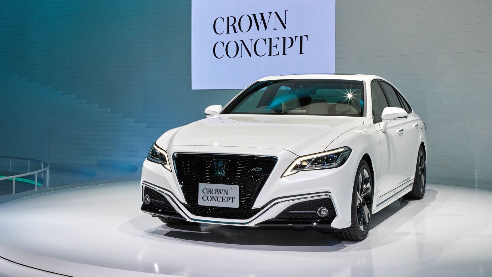 Σύμφωνα με την Toyota στο Crown Concept το βάρος έχει πέσει σε δύο πράγματα: την οδική συμπεριφορά και τη συνδεσιμότητα. Όπως και το νέο Camry, το Cro