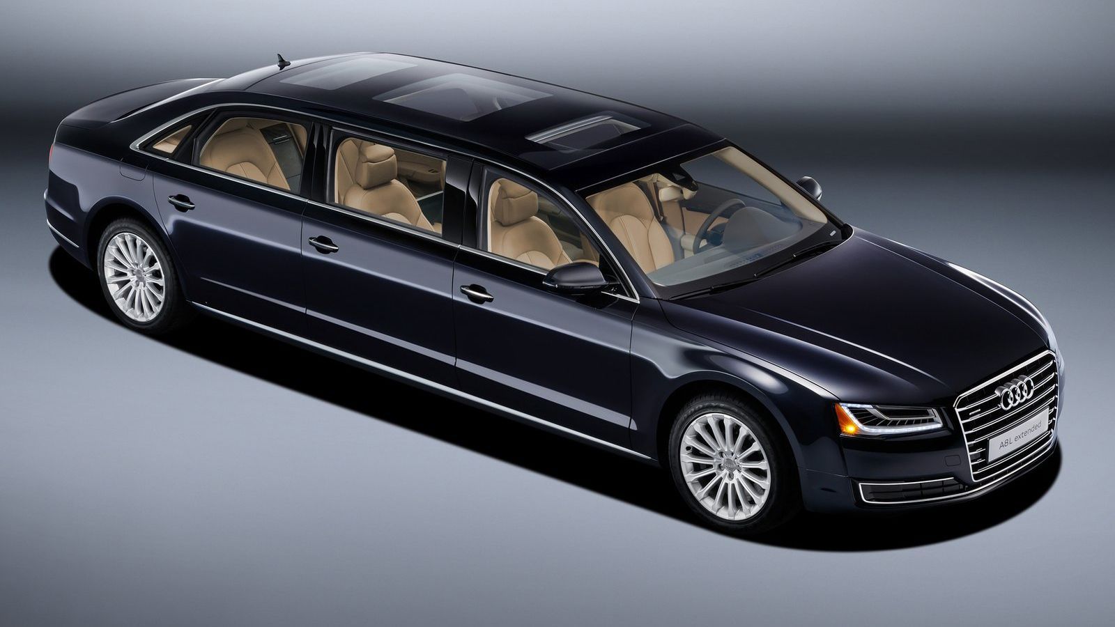 Πολυτέλεια 6,36 μέτρων με έξι πόρτες μας παρουσίασε η Audi για ένα και μοναδικό, κατά παραγγελία, μοντέλο.