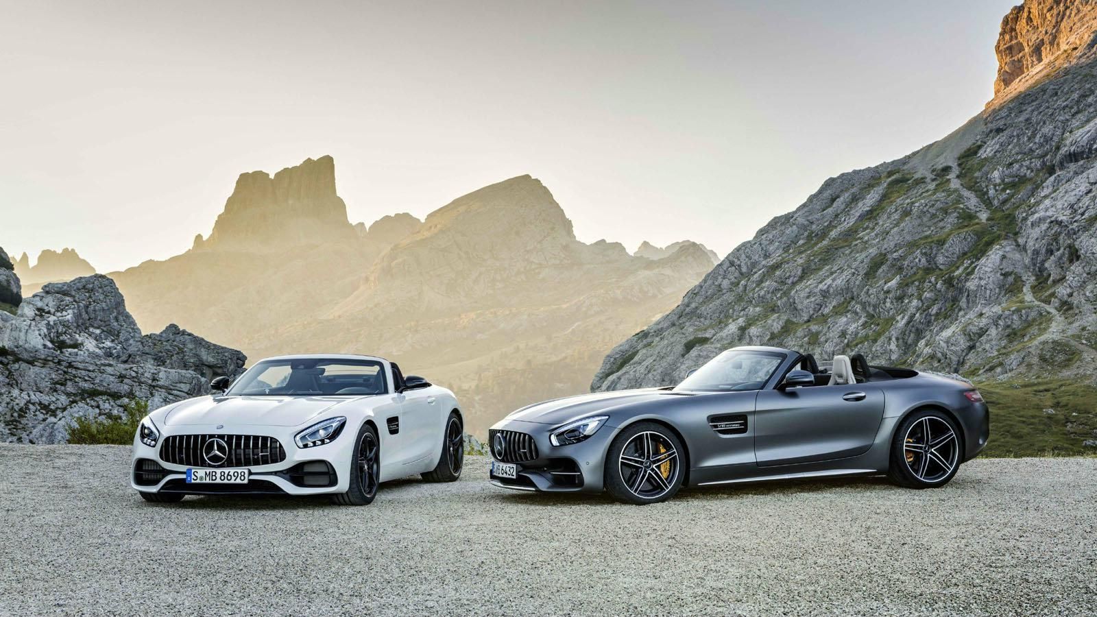 Διπλή αποκάλυψη για τις Mercedes-AMG GT Roadster και AMG GT C Roadster λίγο πριν το λανσάρισμά τους στο παριζιάνικο σαλόνι αυτοκινήτου.