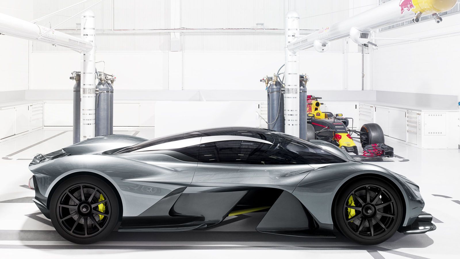 Το hypercar έχει λάβει την κωδική ονομασία AM-RB 001, από τα αρχικά των δυο εταιρειών.	