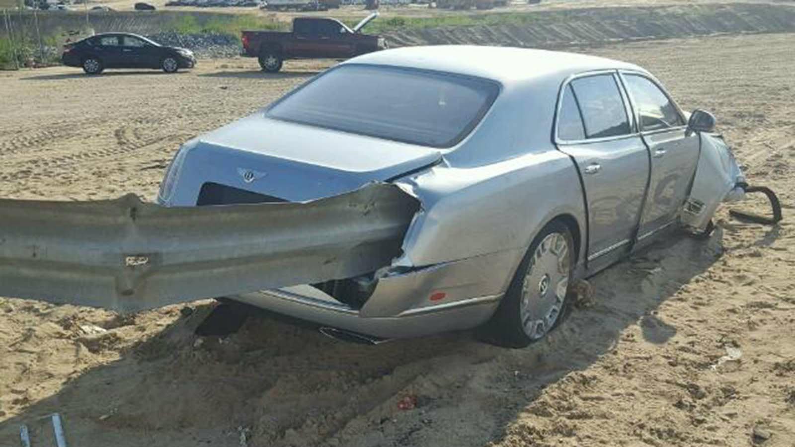 Οι ζημιές είναι εμφανείς και αφορούν αποκλειστικά το δεξί μέρος του αυτοκινήτου.