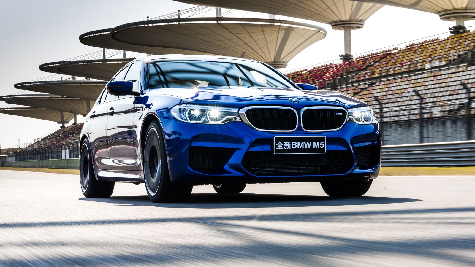 Μπορεί ακόμα να μην έχουμε δει τι μπορεί να κάνει η νέα BMW M5 στο Nurburgring, αλλά εν τω μεταξύ το βαυαρικό sedan επιδόσεων πήρε το ρεκόρ σε μία άλλ