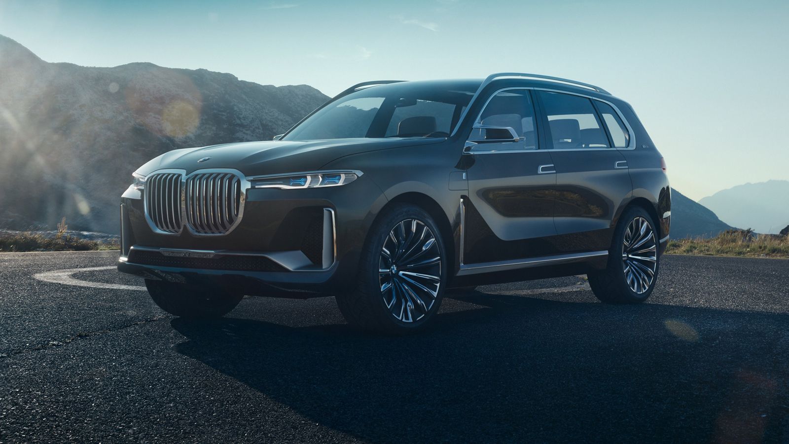 Η BMW θέλει να φτιάξει μια γκάμα ηλεκτρικών SUV και για αυτό έκανε δικά της τα ονόματα iX1, iX2, iX3, iX4, iX5, iX6, iX7, iX8 και iX9 (στη φωτό η BMW 