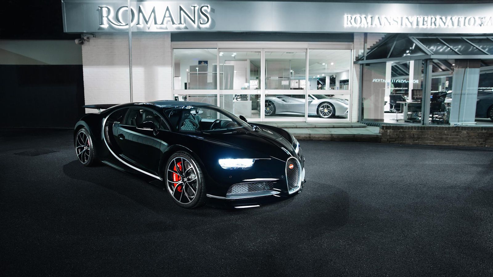 Η μαύρη Bugatti Chiron είναι η πρώτη μεταχειρισμένη που πωλείται στη Μ. Βρετανία και έχει διανύσει μόλις 10.000 μίλια (16.100 χλμ.). Βρίσκεται στον έμ