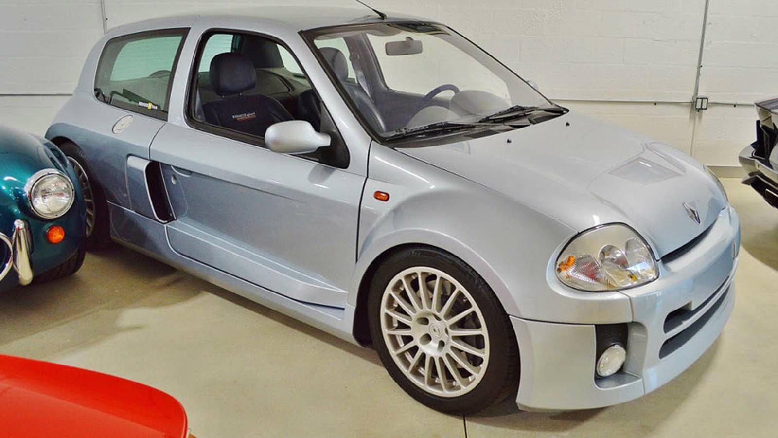 Aυτά τα Clio V6 στην πρώτη τους «φουρνιά» κατασκευάστηκαν από την Tom Walkinshaw Racing στο Ηνωμένο Βασίλειο ενώ στην δεύτερη φτιάχτηκαν στις εγκαταστ