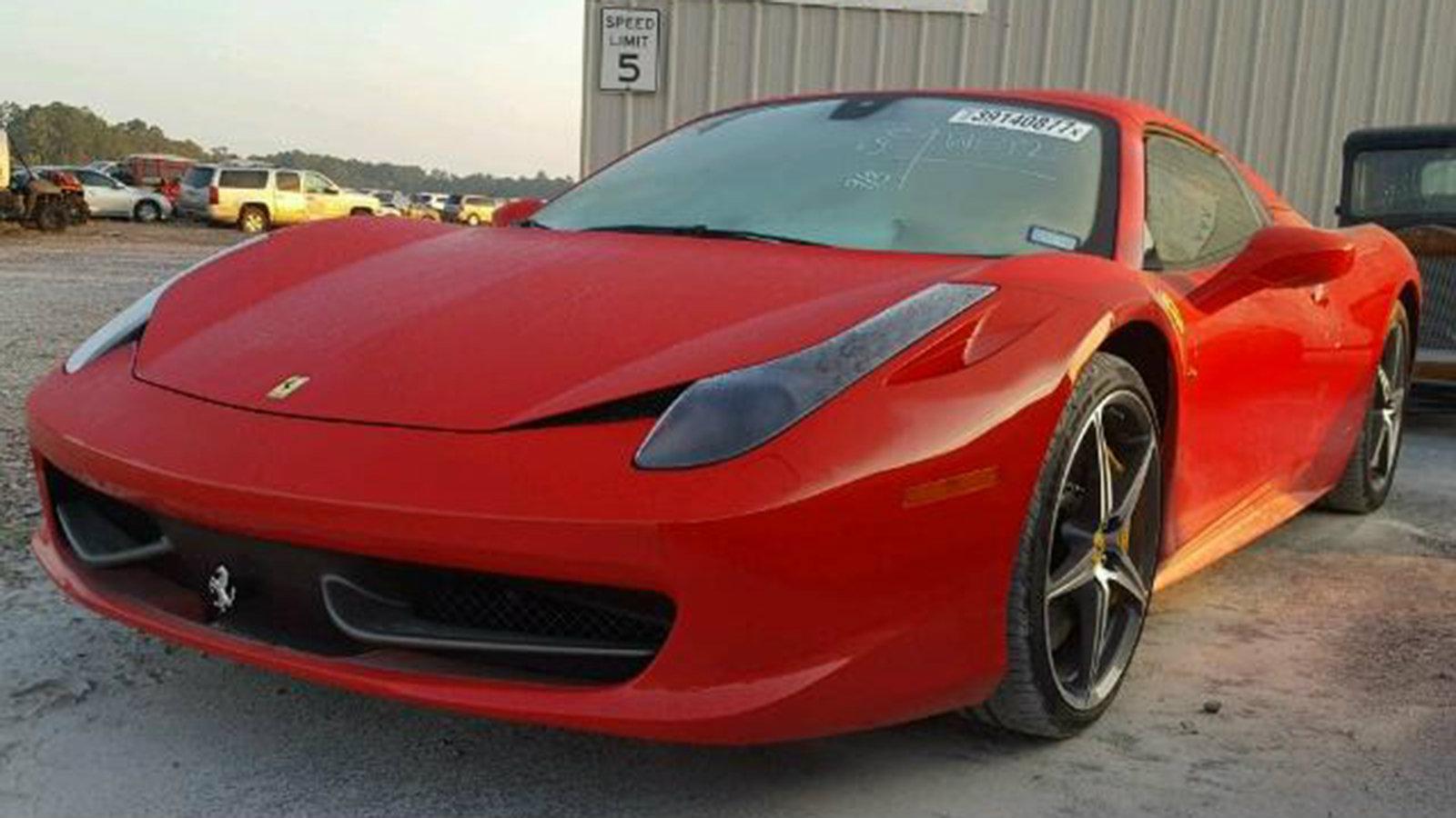 Η Ferrari 458 Spider φοράει έναν V8 κινητήρα 4,5 λτ. που συνεργάζεται με 7τάχυτο ημι-αυτόματο κιβώτιο διπλού συμπλέκτη.