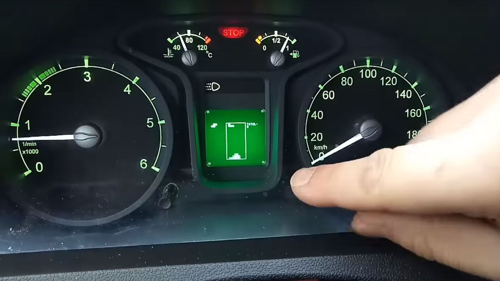 Δεν έχει γίνει γνωστό αν μπορείς να παίξεις ενώ κινείται το αυτοκίνητο.