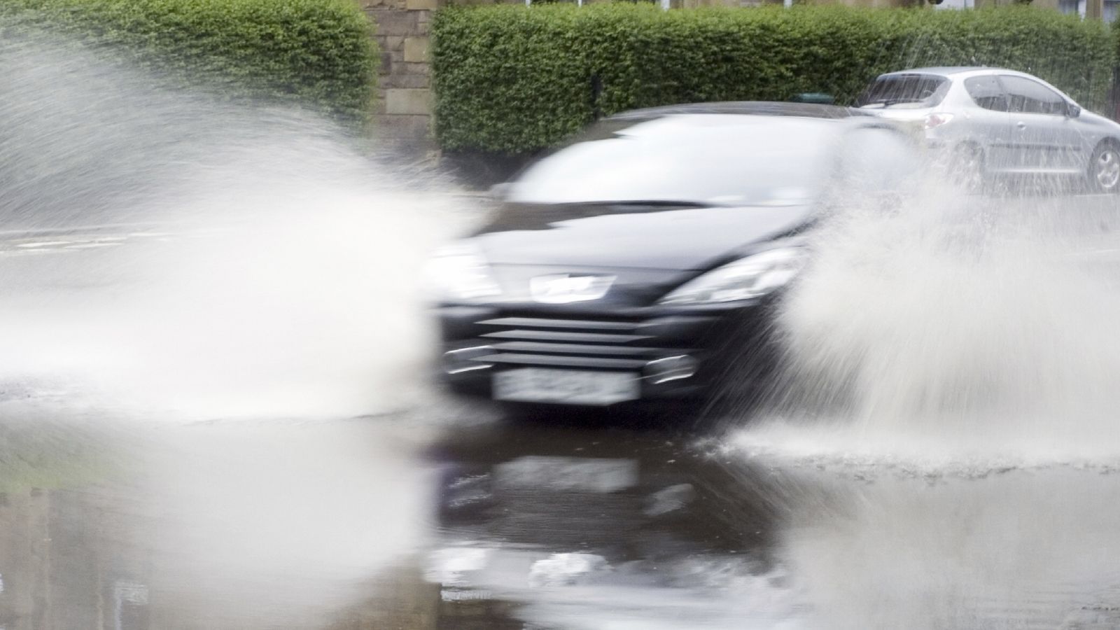 Δείτε πώς μετράται από τις εταιρείες το φρενάρισμα σε βρεγμένους δρόμους.