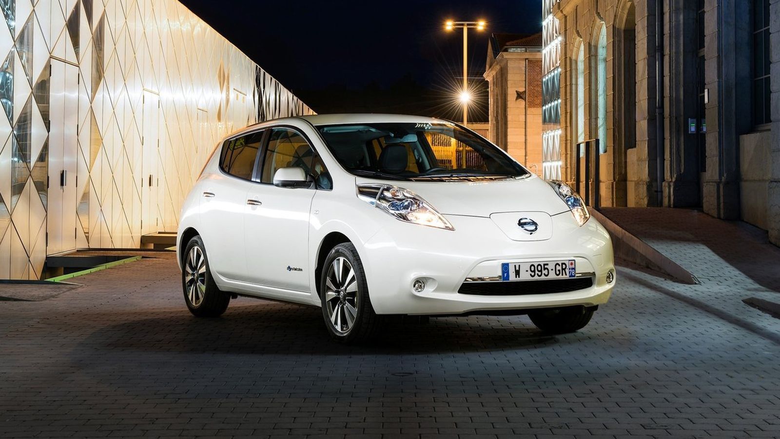 Οι παγκόσμιες πωλήσεις ηλεκτροκίνητων οχημάτων ανέβηκαν το 2015 κατά 60%. Το Bloomberg προβλέπει πως μέχρι το 2040, γύρω στο 35% των νέων αυτοκινήτων 