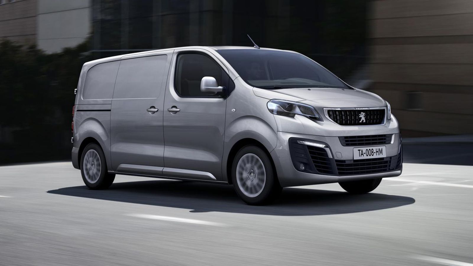 Το νέο Peugeot Expert χρησιμοποιεί την πλατφόρμα EMP2 και μπορεί να φιλοξενήσει δύο ή τρεις σειρές καθισμάτων. Κάτω από το καπό του συναντάμε BlueHDi 