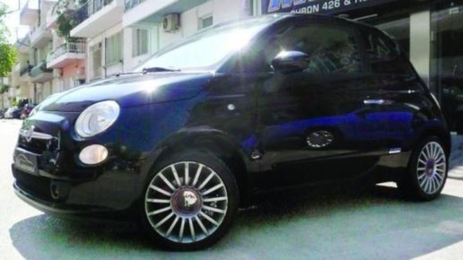 Αν και έχει τα χρονάκια του, το Fiat 500 καταφέρνει να ξεχωρίζει από το υπόλοιπο πλήθος!