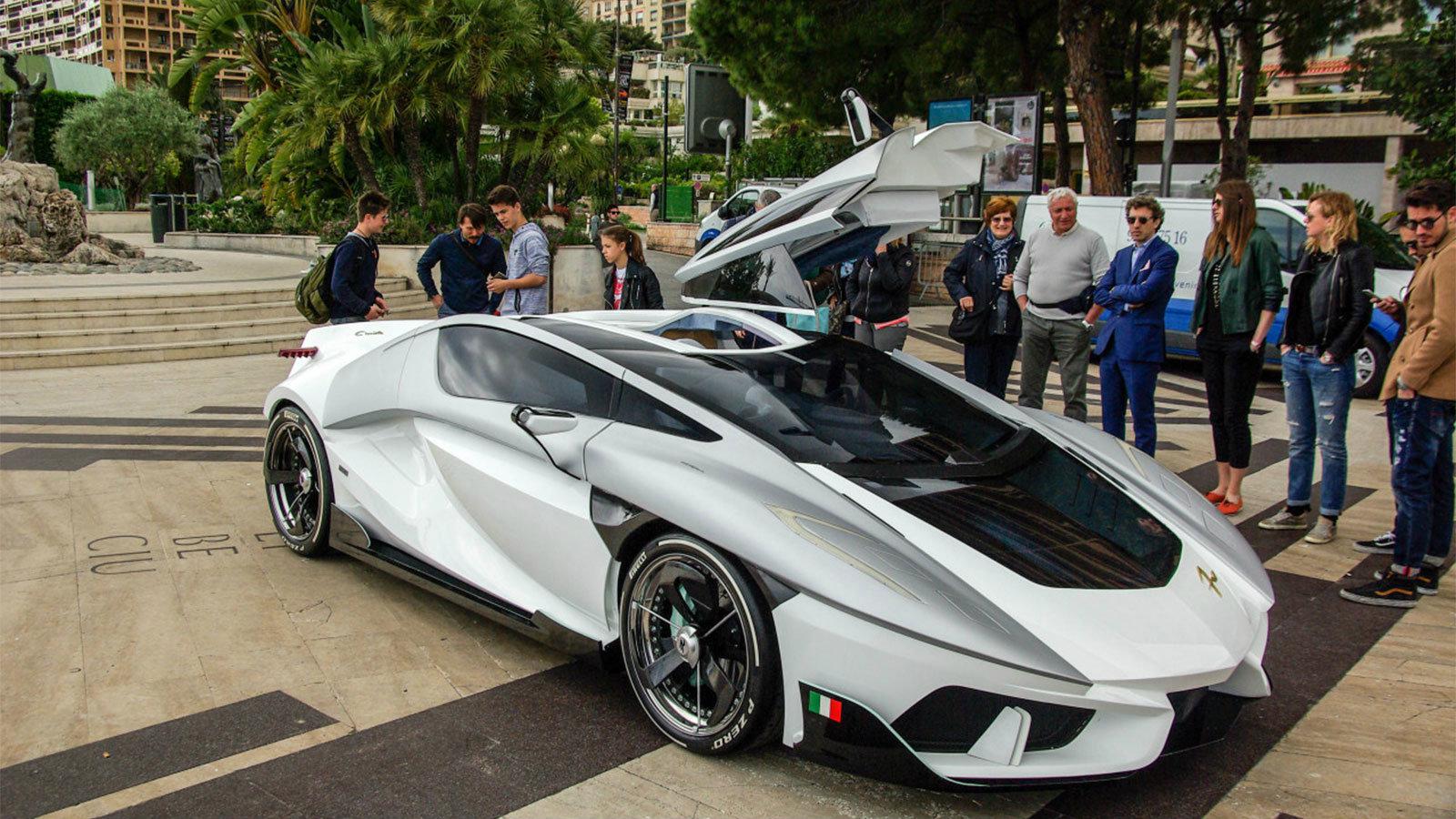 Το συγκεκριμένο αυτοκίνητο έχει μήκος 4,6 μέτρα και πλάτος 2,05 μέτρα, ενώ το ύψος του ανέρχεται σε μόλις 1,15 μέτρα.