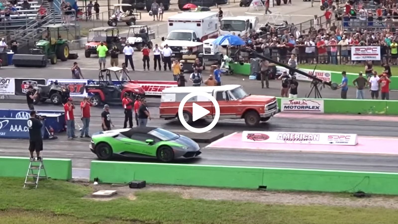 Αγροτικό διασύρει Lamborghini [video]