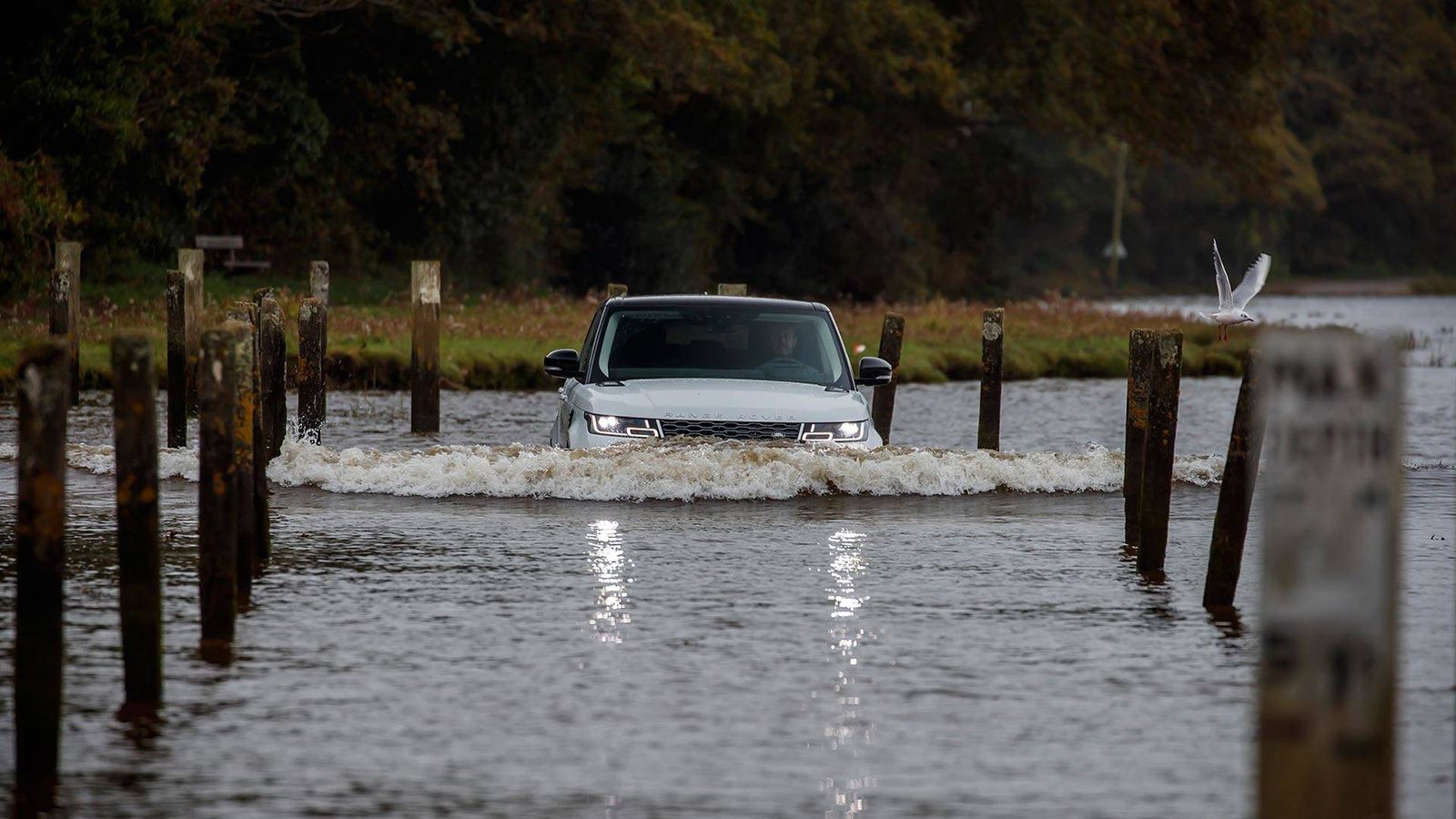 Από άποψη απόδοσης το Range Rover Sport P400e μπορεί να επιταχύνει από στάση στα 98 χλμ./ώρα σε 6,3 δευτερόλεπτα πριν φτάσει τη μέγιστη ταχύτητα των 2
