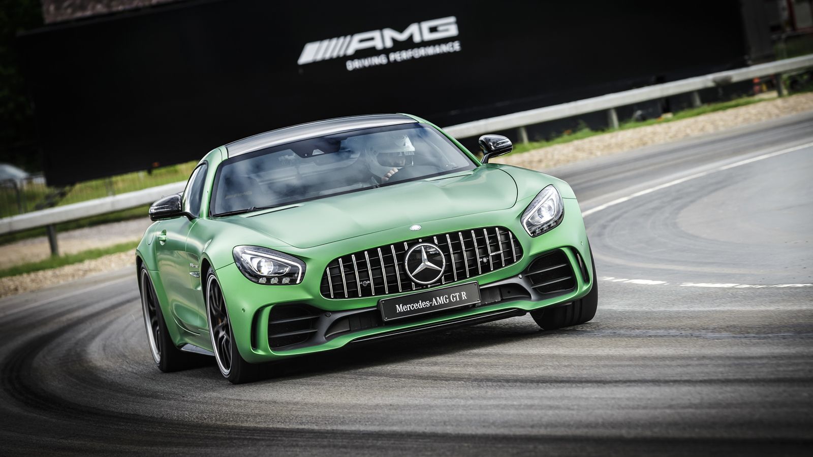 Αποκαλύφθηκε το τρίτο και πιο σκληροπυρηνικό μέλος της AMG GT οικογένειας. Λόγος γίνεται για την ισχυρότερη, ελαφρύτερη και καλύτερη στημένη, Mercedes