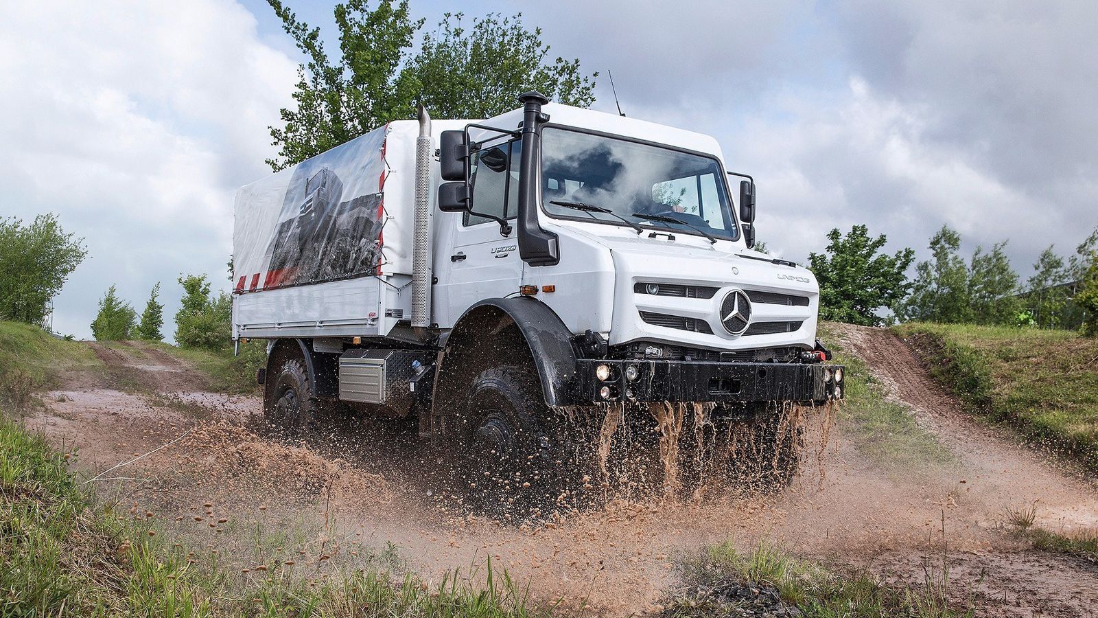 Το Mercedes Unimog φτιάχτηκε μέσα από τις στάχτες του 2ου Παγκοσμίου Πολέμου, για να βοηθήσει τη Γερμανία να ορθοποδήσει. Δείτε την πολυτάραχη ζωή του