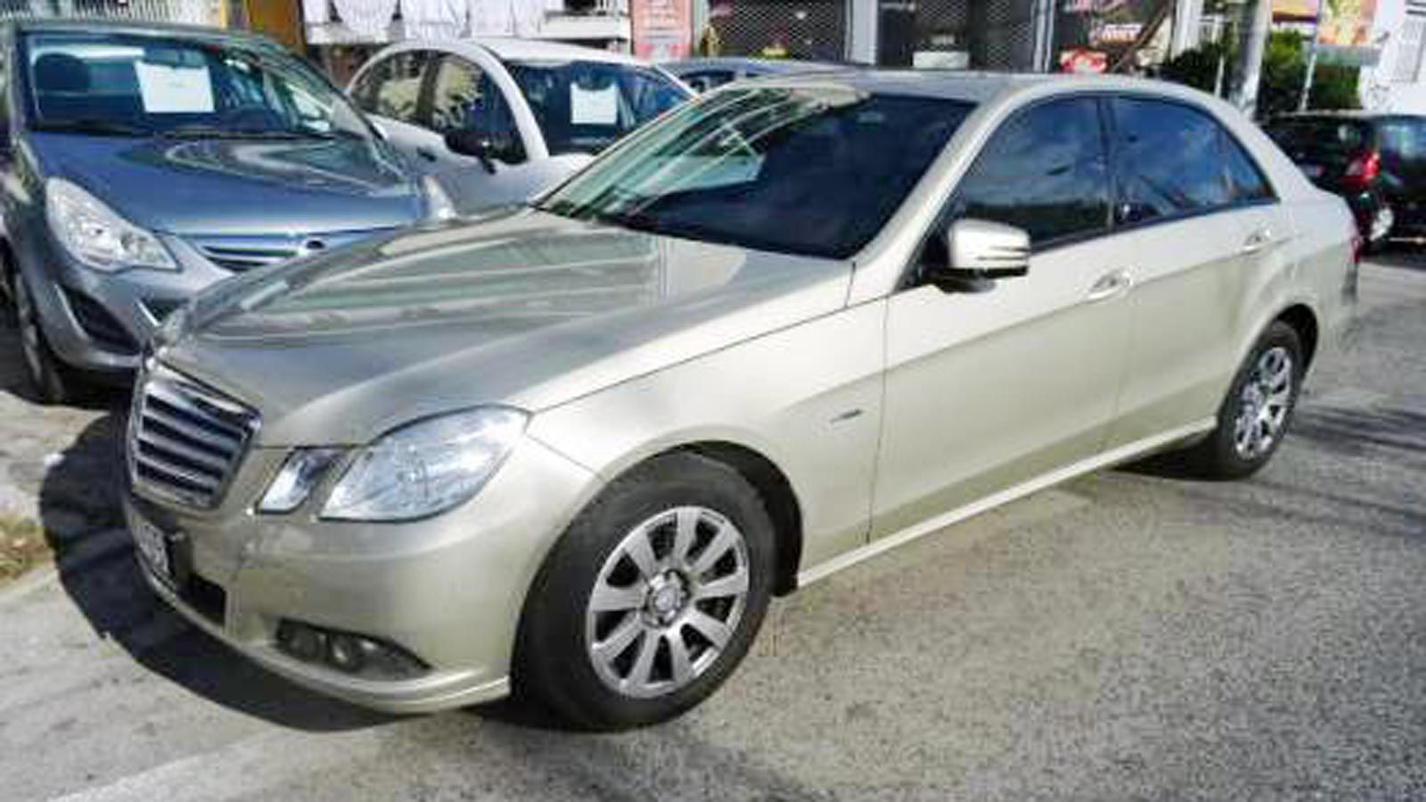 Αυτή η υπερπλούσια Mercedes-Benz E250 είναι του 2011 και αποτελεί εξαιρετική αγορά για όποιον θέλει κύρος στις μετακινήσεις του.