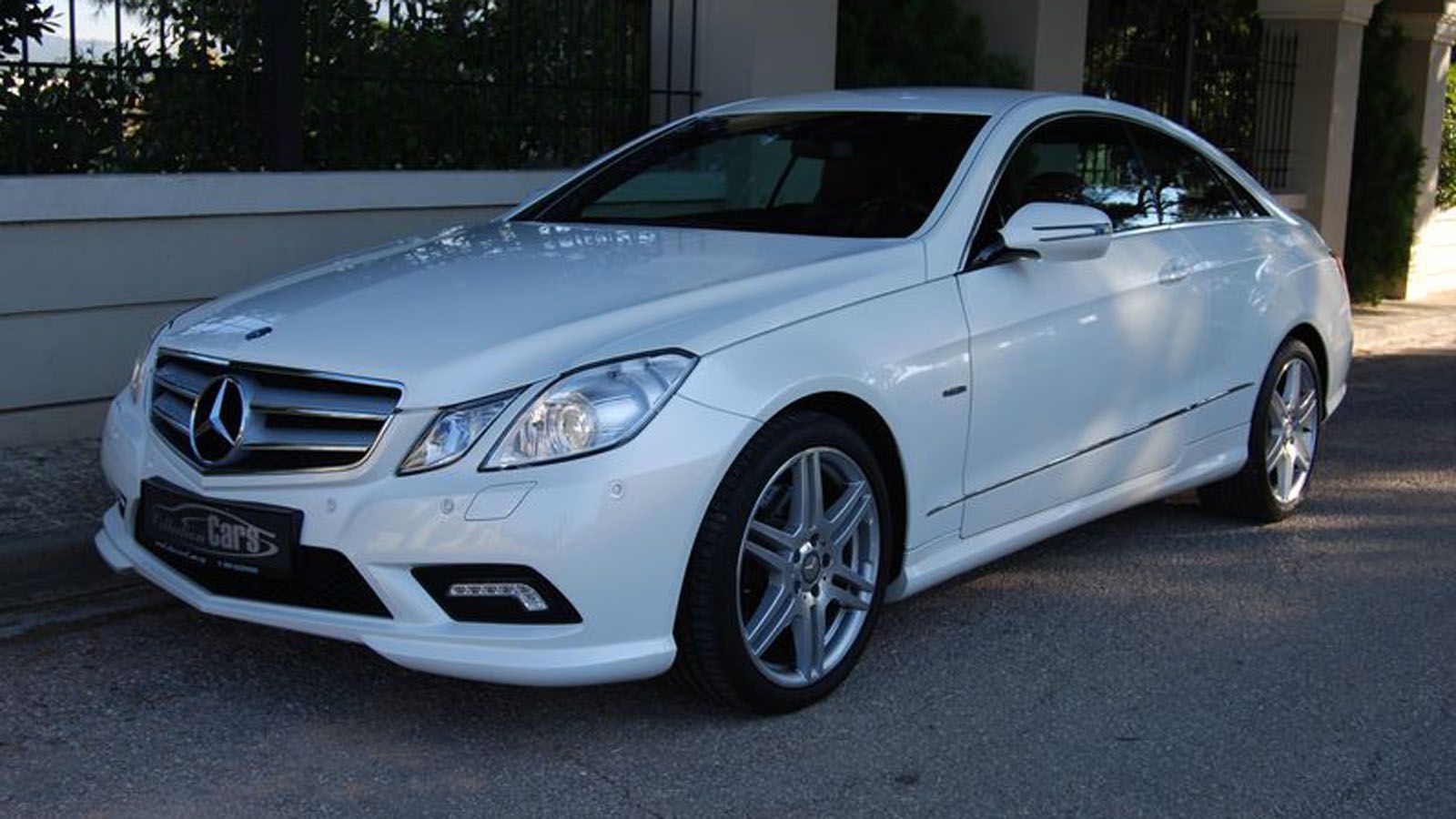 Ευκαιρία από τις λίγες είναι αυτή η Mercedes-Benz E350 Coupe με πακέτο AMG και εξοπλισμό που θα ζήλευαν πολλά καινούργια αυτοκίνητα.
