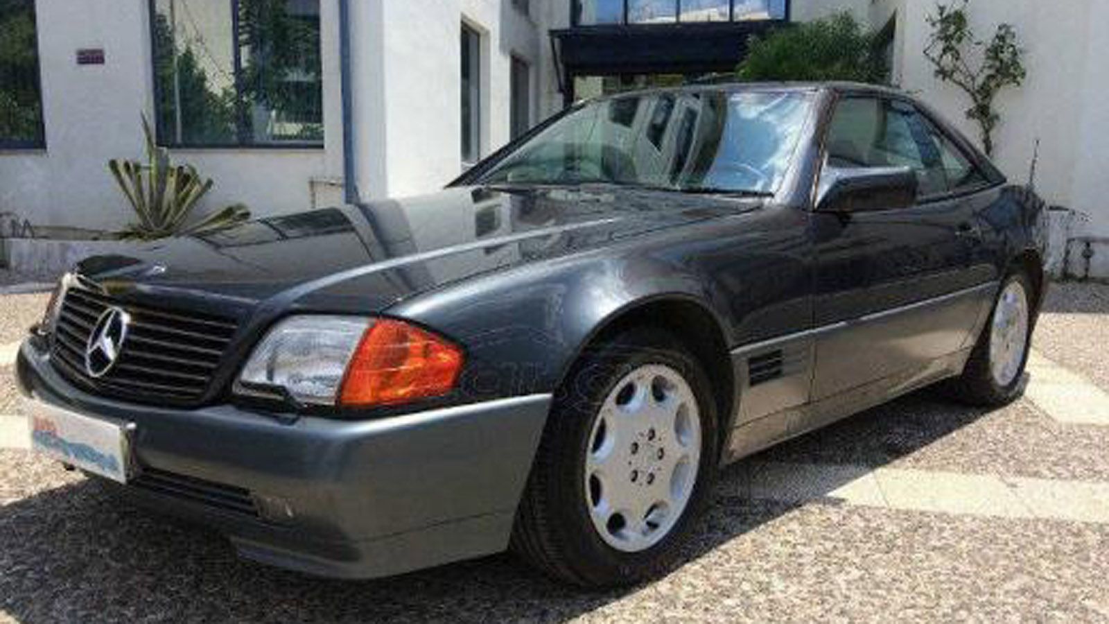 Αν ψάχνεις ένα κλασικό διαχρονικό μοντέλο, με κύρος για πάντα, τότε αυτή η Mercedes SL280 είναι το αυτοκίνητό σου.