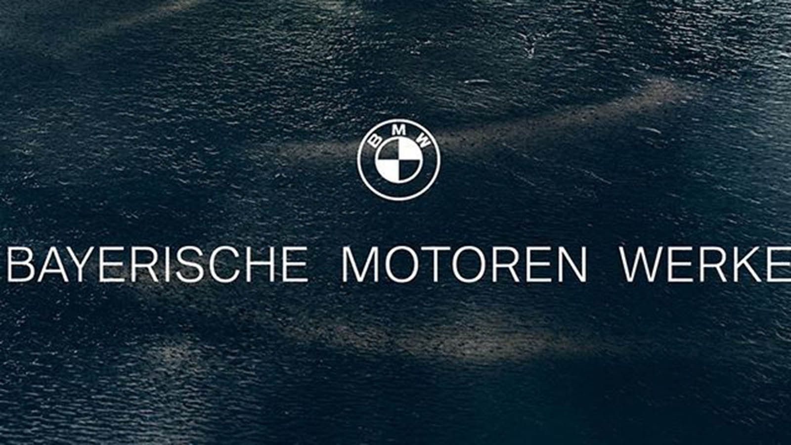 Το νέο έμβλημα θα είναι σε ασπρόμαυρο χρώμα αντί για μπλε, μαύρο και άσπρο και θα λανσαριστεί για πρώτη φορά στο Σαλόνι Αυτοκινήτου της Γενεύης.