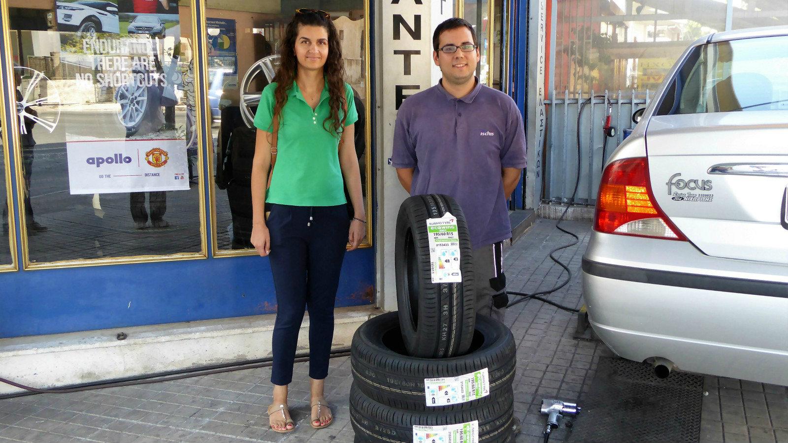 Η μεγάλη νικήτρια του διαγωνισμού τοποθέτησε τα νέα ελαστικά της στο αυτοκίνητο.