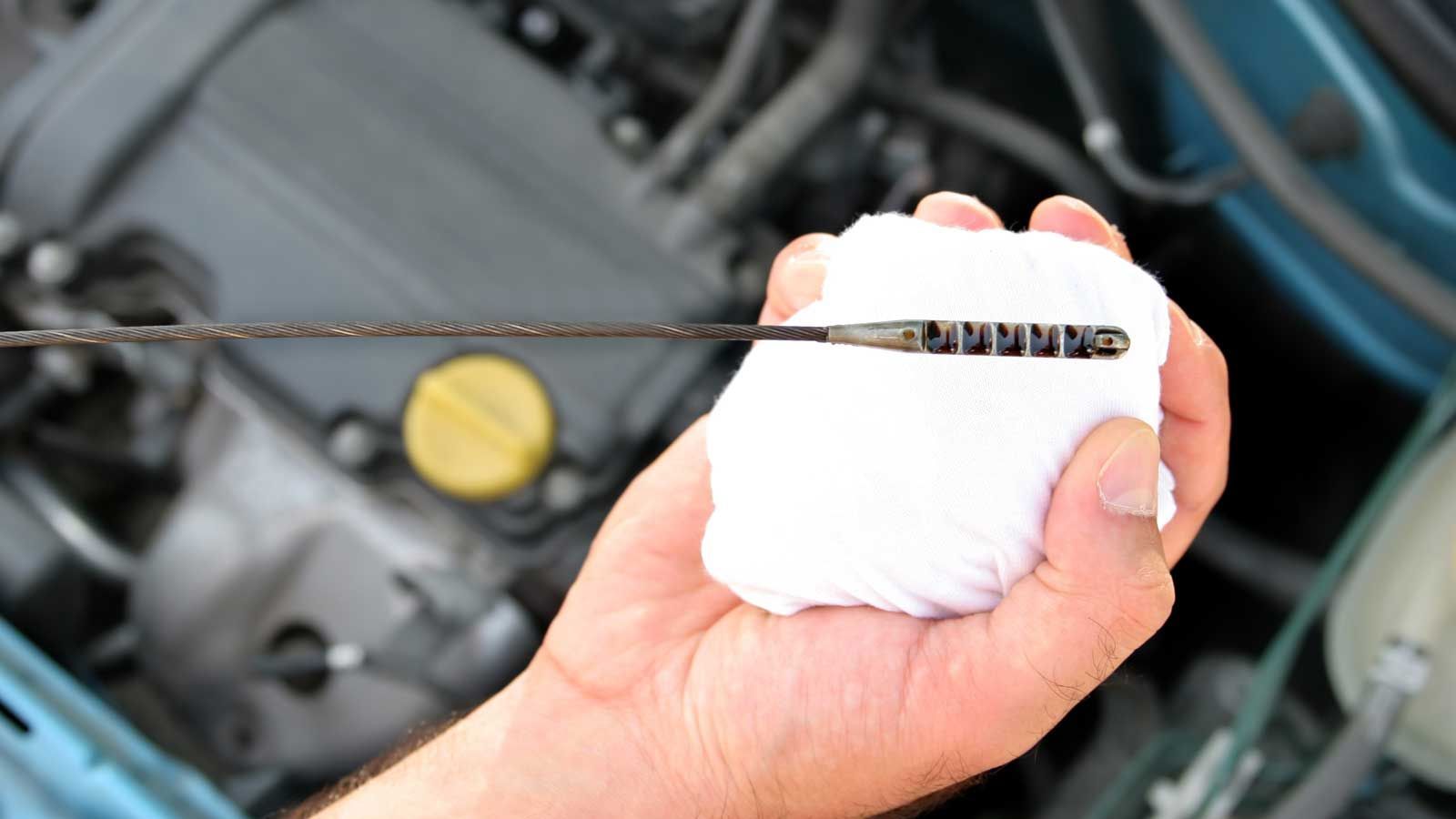 Το λιπαντικό είναι αυτό που κρατά τον κινητήρα εν ζωή και φροντίζει όχι μόνο την απόδοσή του, αλλά και την καθαριότητα και τη μακροζωία του. Τι πρέπει