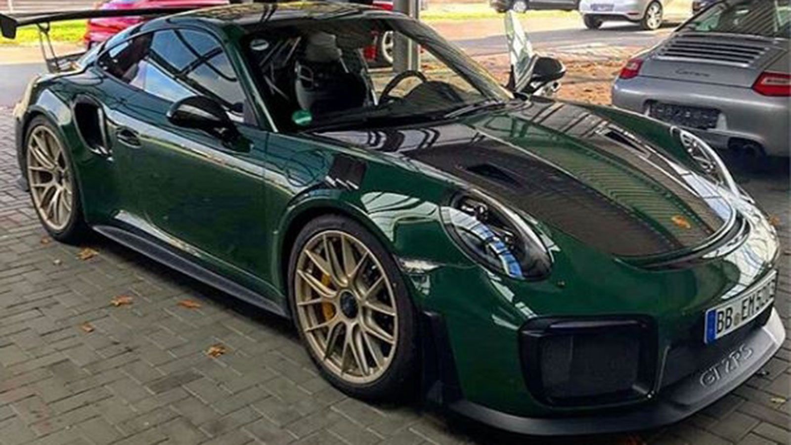 Η συγκεκριμένη 911 GT2 RS διαθέτει μοναδικό πράσινο χρώμα και το πακέτο Weissach