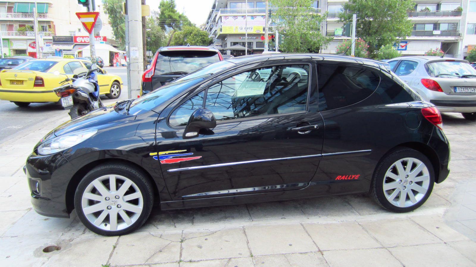 Έχει διανύσει μόλις 32.000 χλμ., είναι από ιδιώτη (1ο χέρι) και είναι ατρακάριστο. Συνοδεύεται από πλήρες βιβλίο servise, ενώ έρχεται από πρόσφατο μεγ