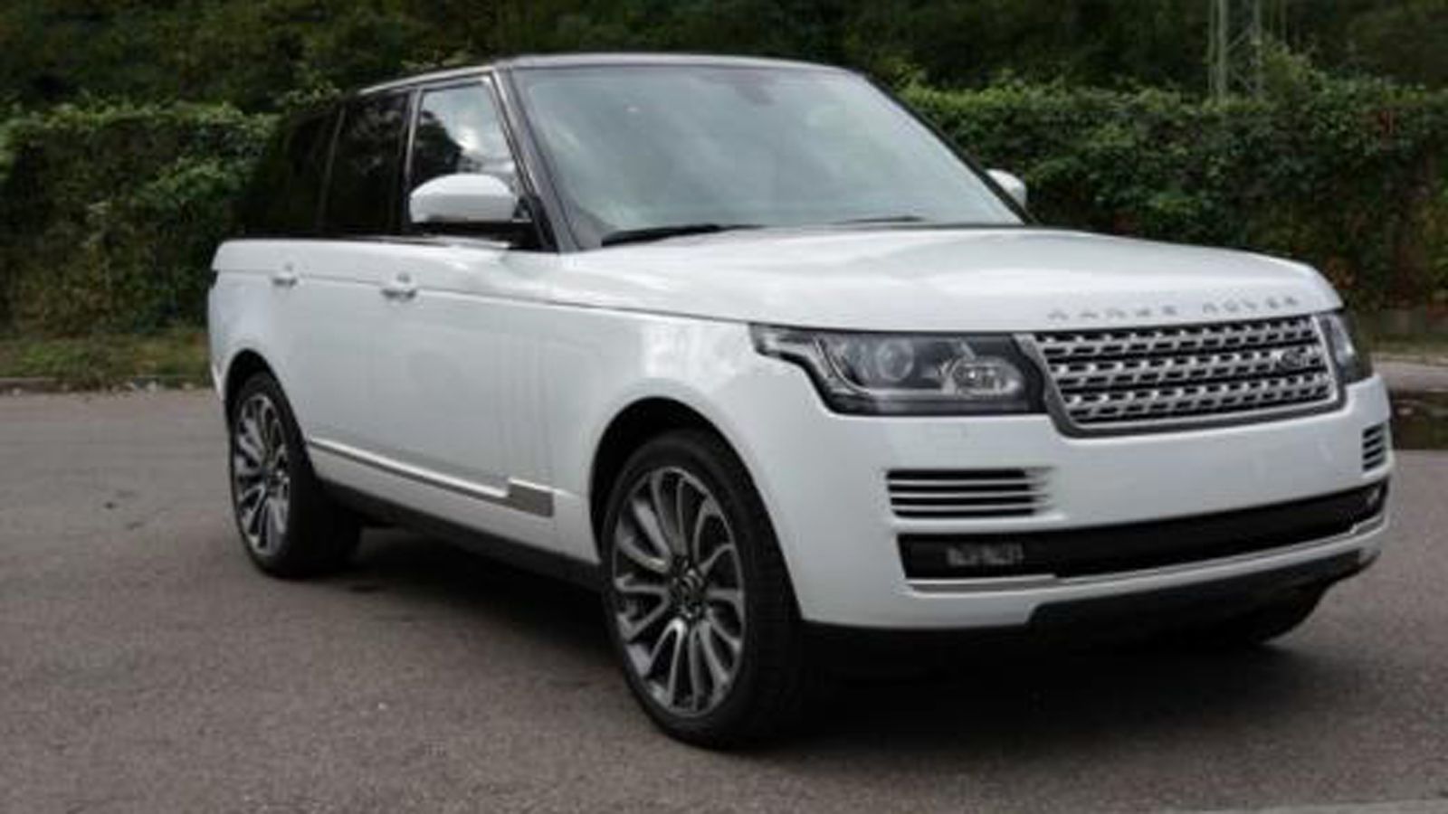 Το συγκεκριμένο Range Rover έχει πλούσιο εξοπλισμό και είναι πετρελαιοκίνητο. 