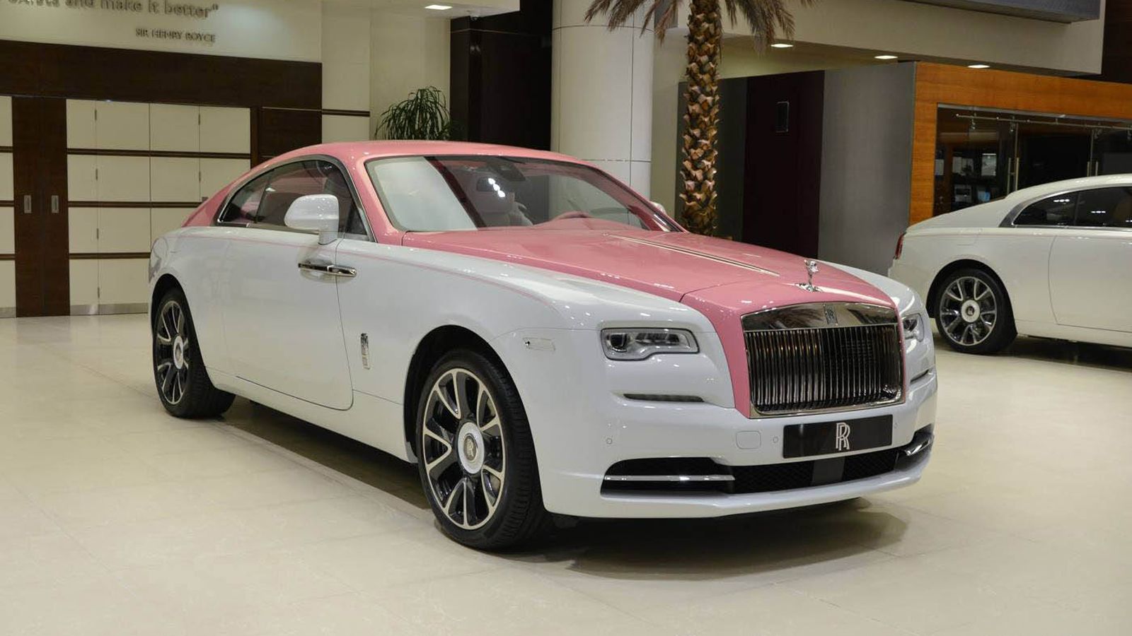 Μπορεί η Ferrari να αρνείται να βάψει τα μοντέλα της ροζ, αλλά όπως βλέπετε σήμερα η Rolls-Royce δεν έχει κανένα απολύτως πρόβλημα να φτιάξει τα αυτοκ