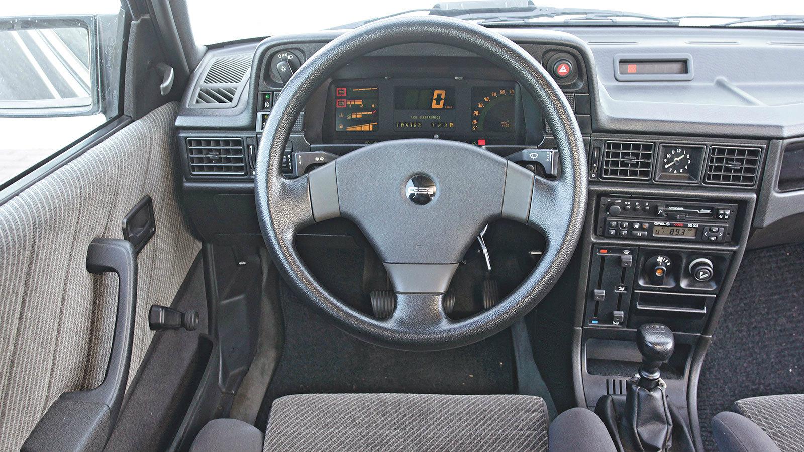 Old school εσωτερικό για το Kadett E GSi!