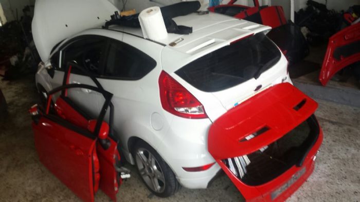 Από έρευνες στο χώρο αποθήκευσης, στην μάντρα καθώς και στις οικίες των συλληφθέντων, βρέθηκαν και κατασχέθηκαν πλήθος εξαρτημάτων και σκελετών κλεμμέ