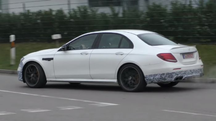 Ο φακός «συνέλαβε» τη νέα Mercedes-AMG E 63 με το ελάχιστο δυνατό καμουφλάζ, δίνοντάς μας έτσι μια ξεκάθαρη εικόνα για το πώς θα είναι το νέο μοντέλο 