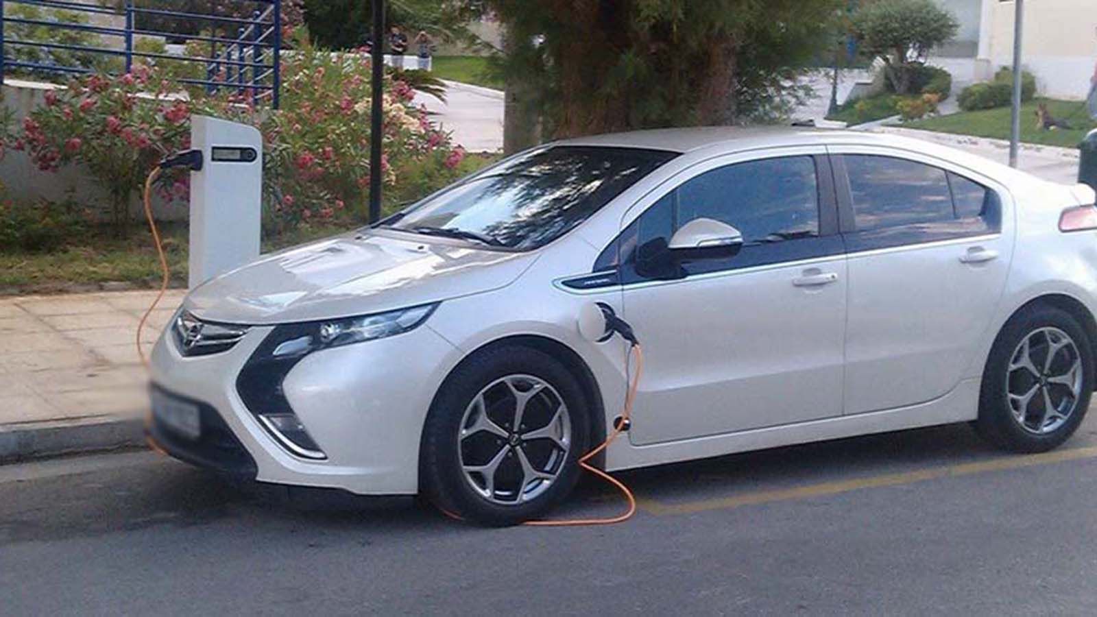 Στα πλαίσια του γενικότερου σχεδιασμού ανάπτυξης της Ραφήνας, τα πεζοδρόμια στην οδό Έλλης Αλεξίου εκτός από κατάλληλα για ΑΜΕΑ, έχουν και ένα σταθμό 