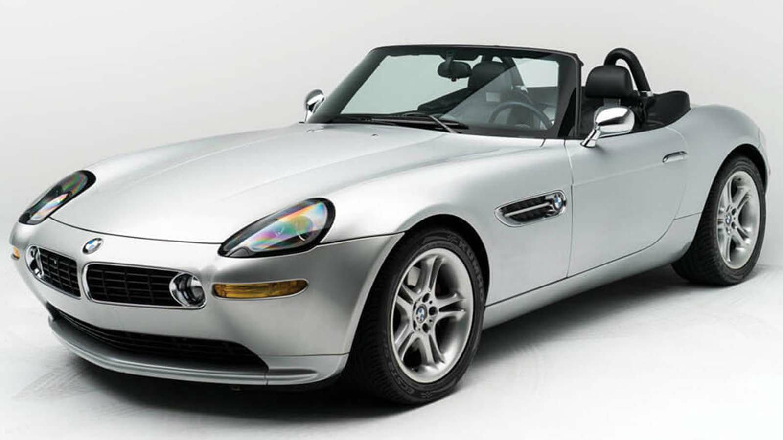 Πρόκειται για ένα αυτοκίνητο roadster με αρκετά ρετρό στοιχεία.