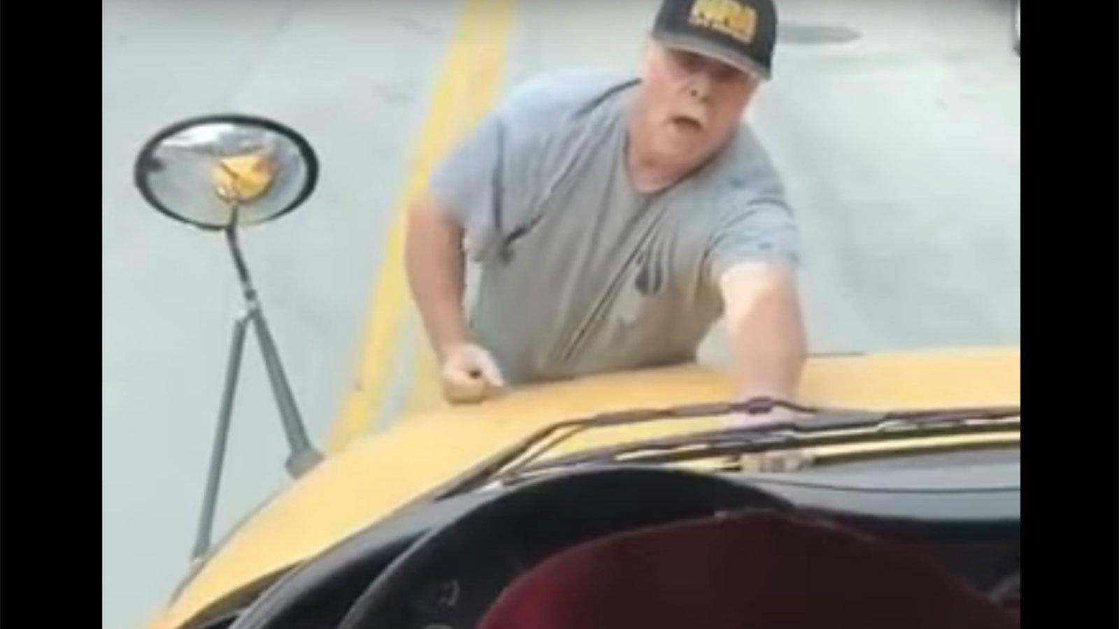 Ένα πρωτόγνωρο σκηνικό έλαβε χώρα με πρωταγωνιστές έναν 68χρονο άνδρα και ένα σχολικό λεωφορείο.