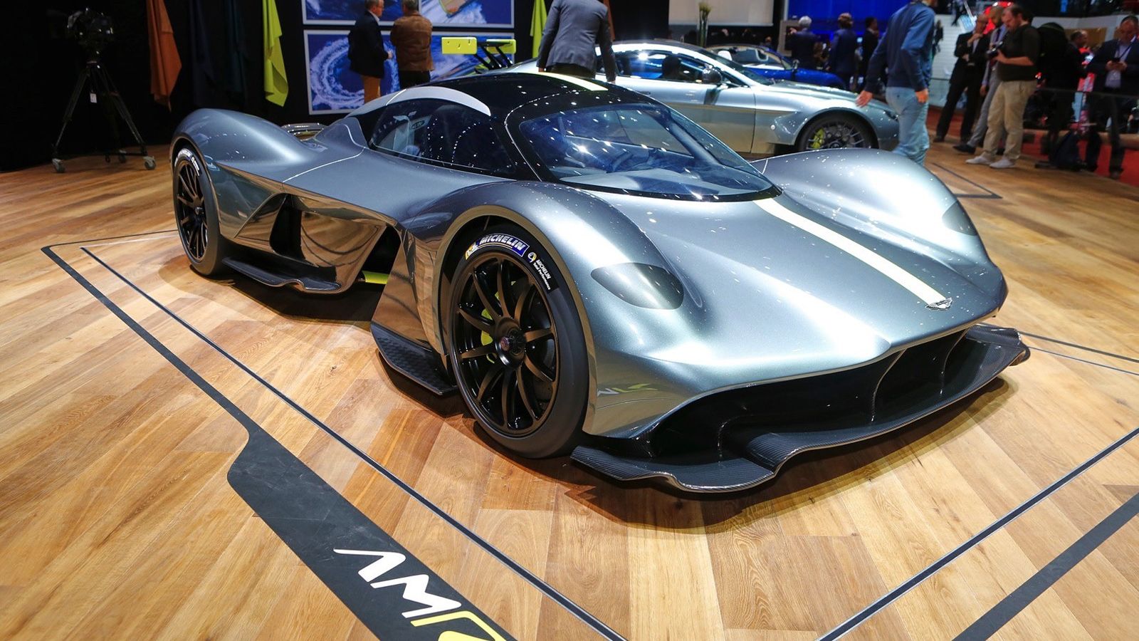 Η Αston Martin Valkyrie είναι ένα πραγματικό supercar που λίγοι μόνο άνθρωποι στη γη μπορούν να την αποκτήσουν λόγω της υψηλότατης τιμής της.