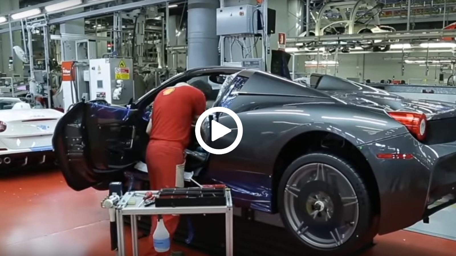 Στο εργοστάσιο της Ferrari