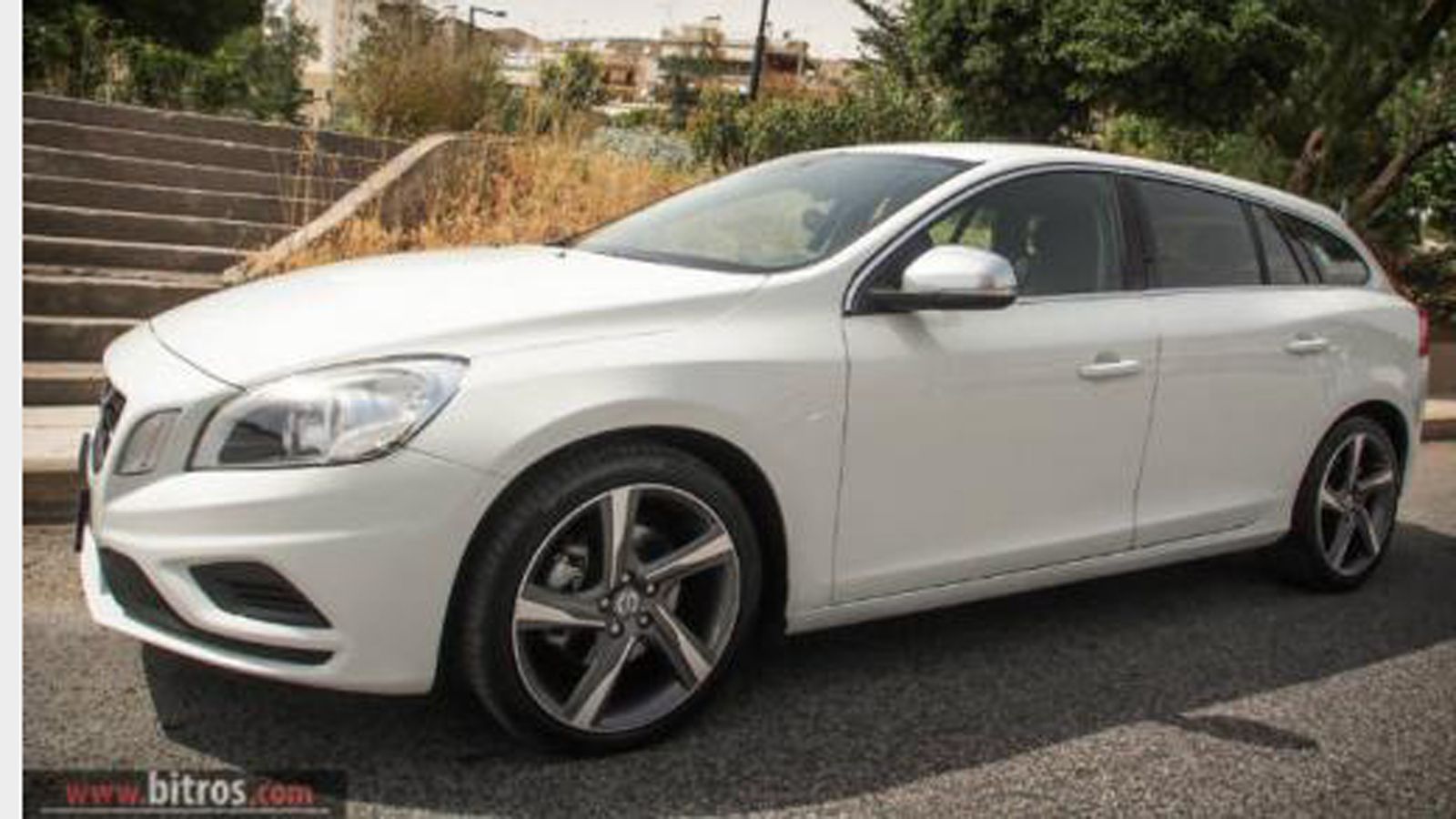 Το Volvo V60 αποτελεί την στέισον βάγκον έκδοση του S60. Το συγκεκριμένο είναι R-Design, έχει πλούσιο εξοπλισμό και είναι σε άψογη κατάσταση.